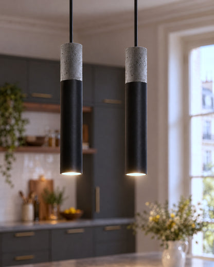 Détail des cylindres béton et métal noir de la suspension Borgio dans une cuisine