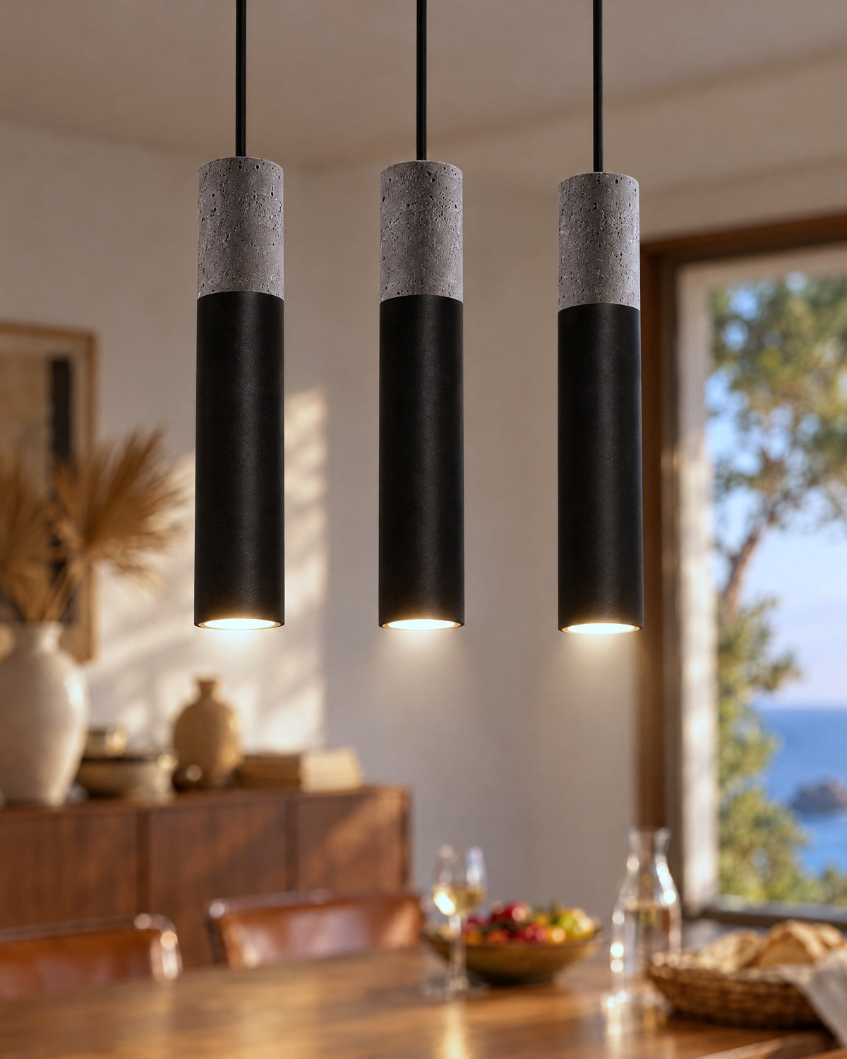 Suspension Borgio 3 lumières noire, détail du béton et du métal noir allumés