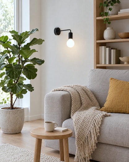 Applique Duomo noire au-dessus d'un canapé dans un salon scandinave