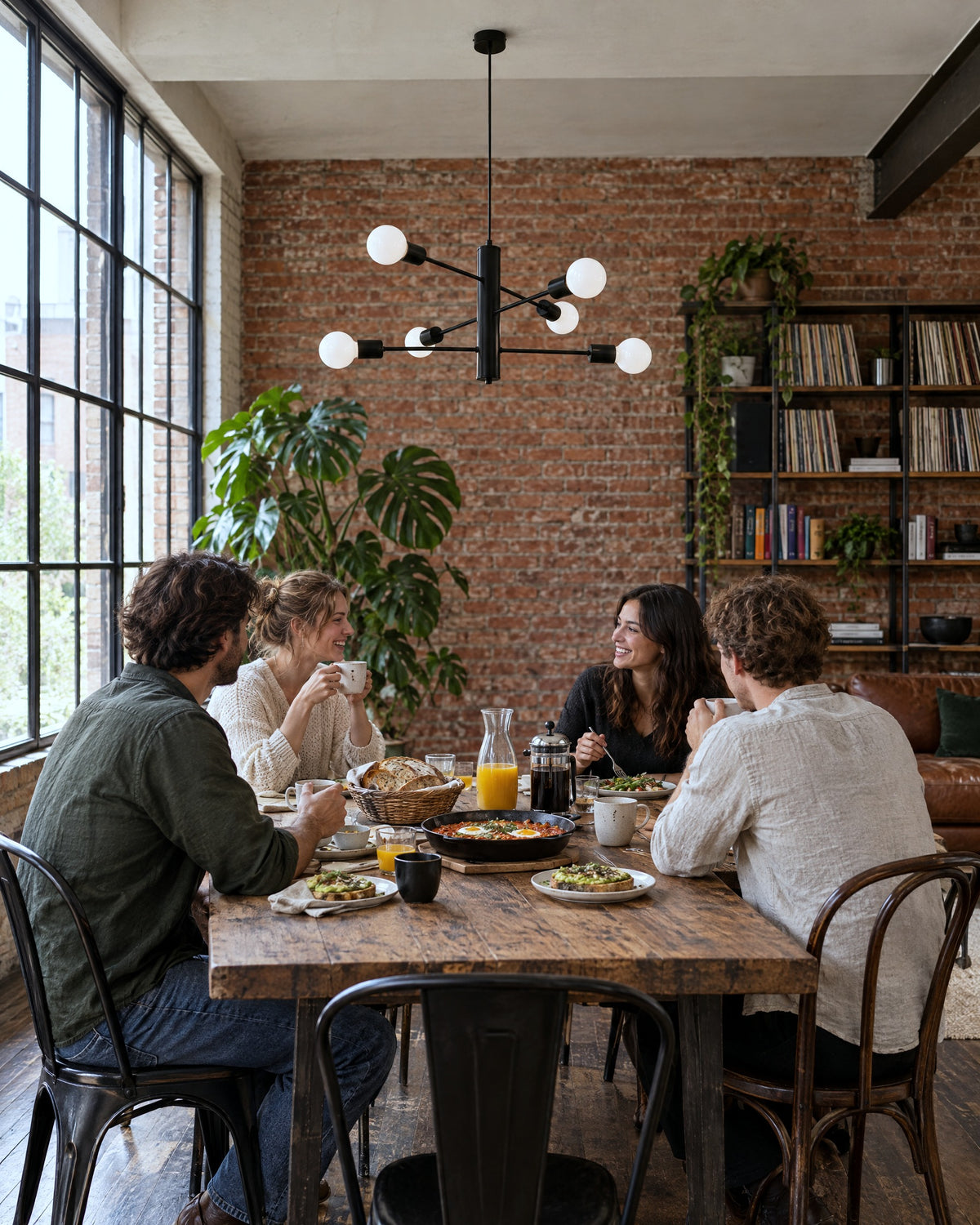 Suspension Duomo 6 lumières noire au-dessus d'une table dans une salle à manger loft