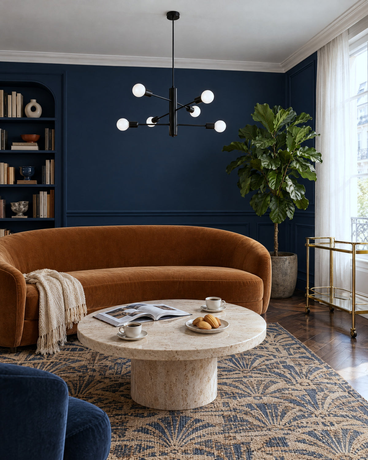 Suspension Duomo 6 lumières noire au-dessus d'une table basse dans un salon bleu nuit