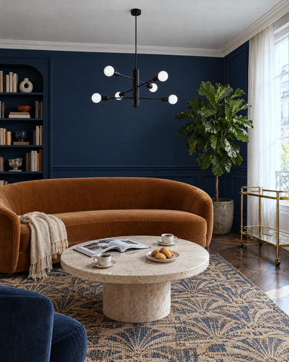 Suspension Duomo 6 lumières noire au-dessus d'une table basse dans un salon bleu nuit
