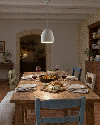 Suspension Flawiusz allumée le soir dans une salle à manger de mas provençal