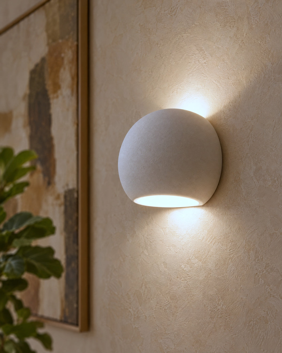 Détail de la sphère en céramique de l'applique Globe dans un salon