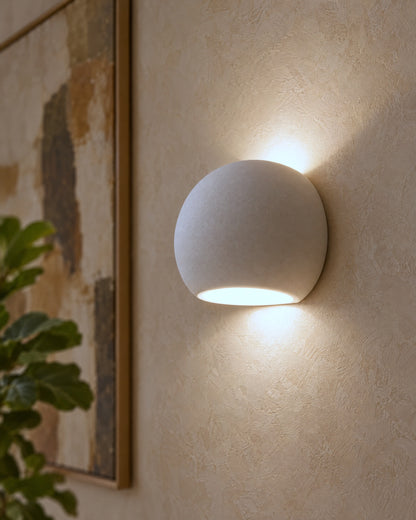 Détail de la sphère en céramique de l'applique Globe dans un salon