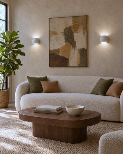 Paire d'appliques Globe en céramique autour d'un tableau dans un salon