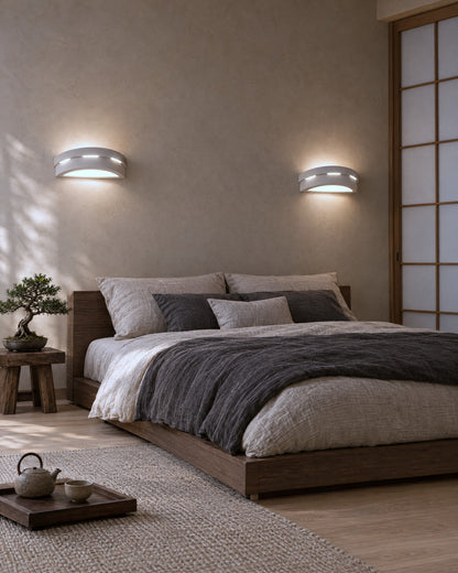 Paire d'appliques Helios au-dessus du lit dans une chambre japandi