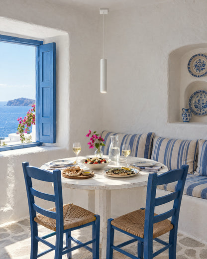 Suspension Lagos blanche au-dessus d'une table ronde dans une salle à manger méditerranéenne