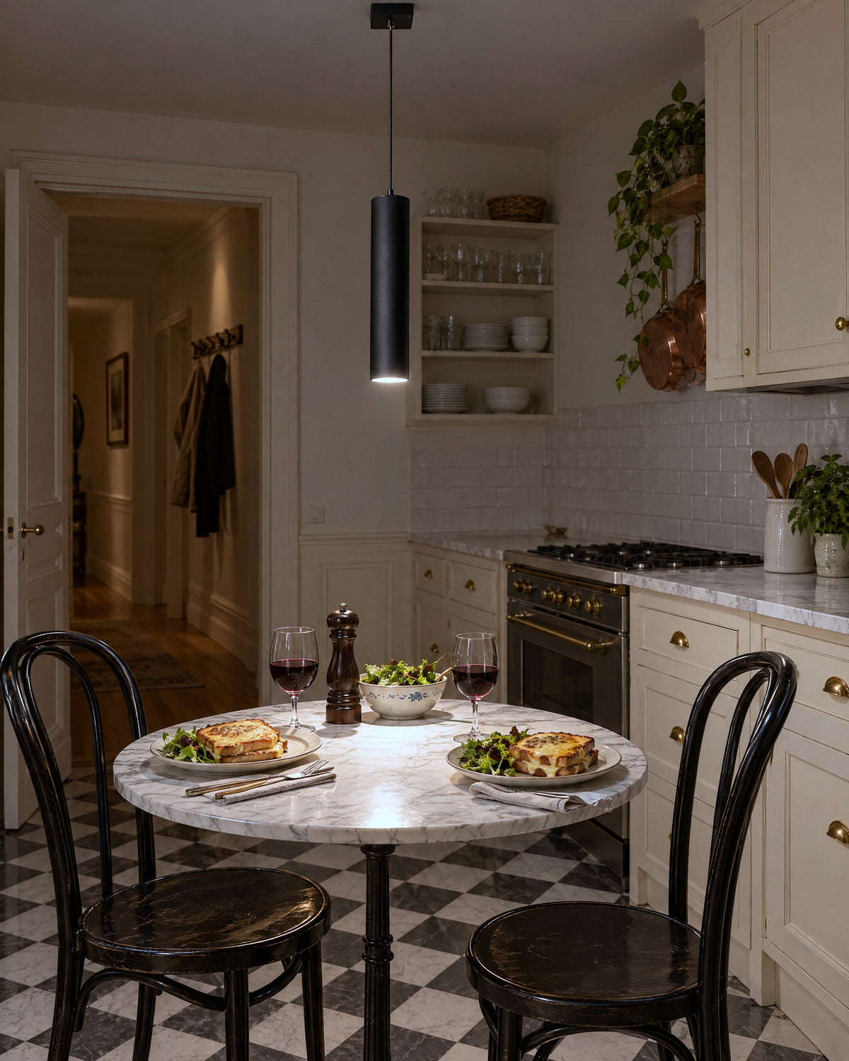 Suspension Lagos noire allumée le soir dans une cuisine parisienne