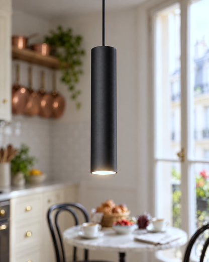 Détail du cylindre en métal noir de la suspension Lagos dans une cuisine