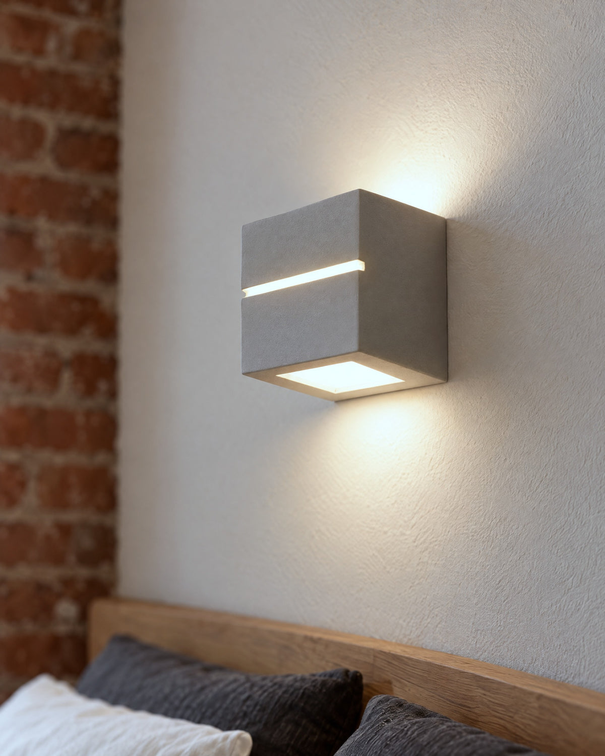 Détail de la fente lumineuse de l'applique Leo Line dans une chambre