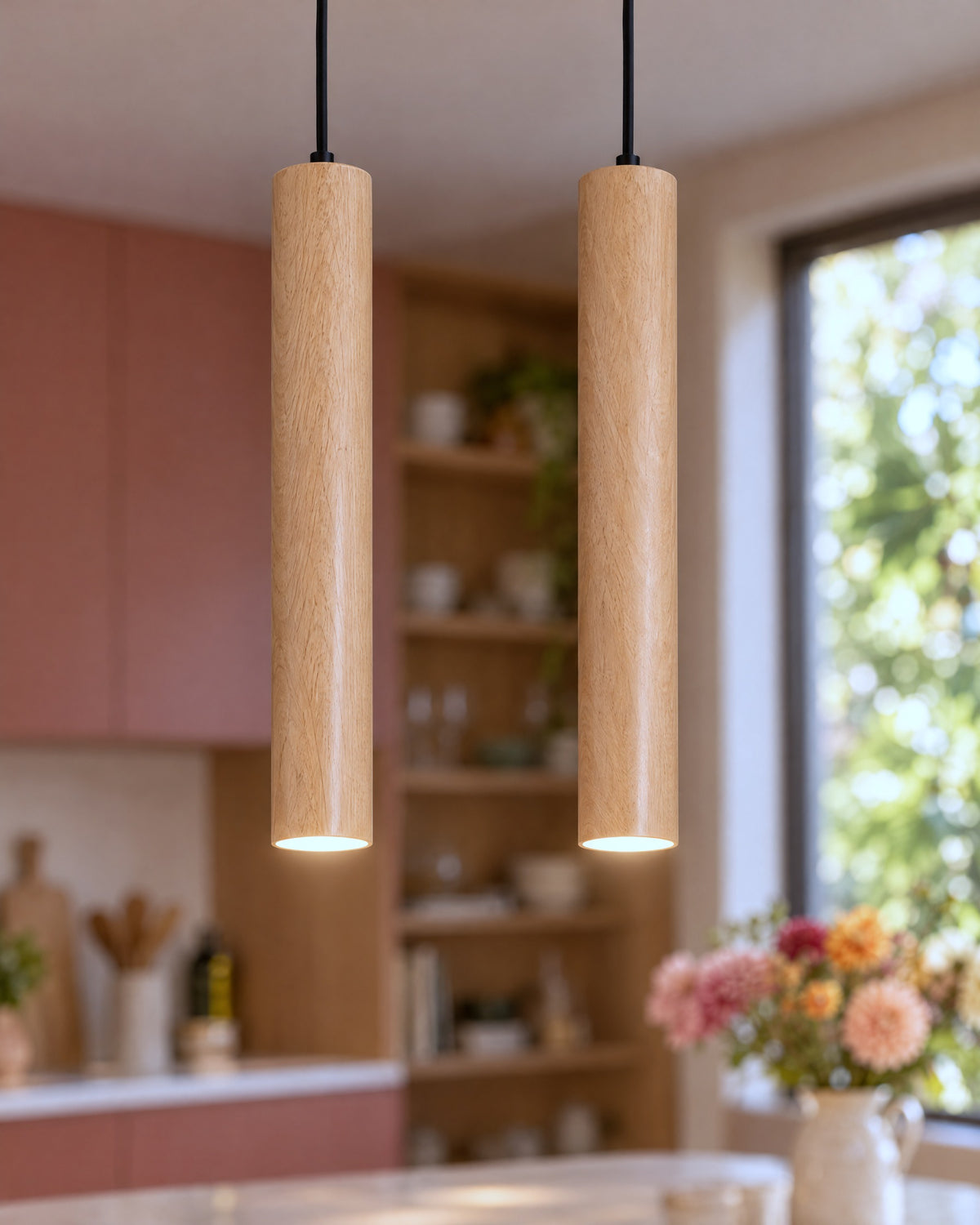 Détail des deux cylindres en chêne de la suspension Lino dans une cuisine