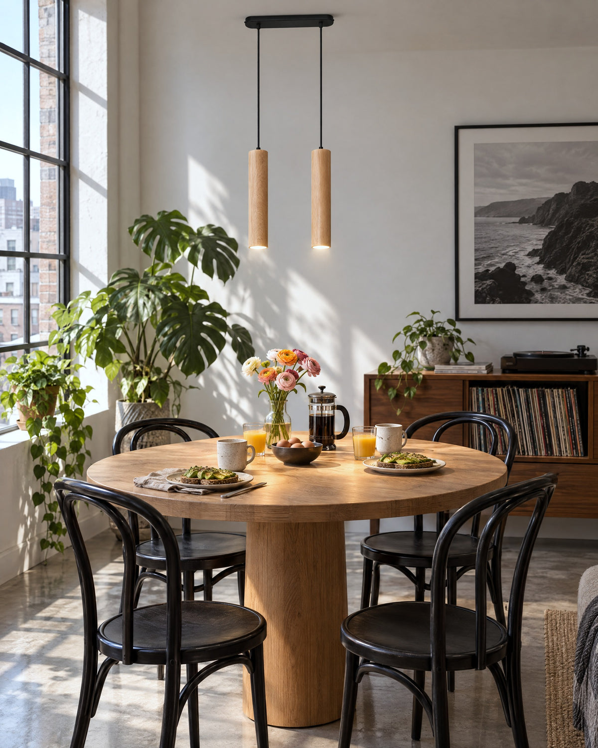 Suspension Lino 2 lumières en bois au-dessus d'une table ronde dans une salle à manger loft