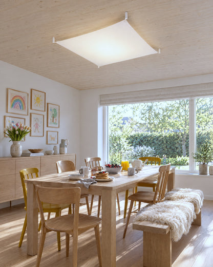 Plafonnier Luna 105 cm au-dessus d'une table en chêne dans une salle à manger familiale
