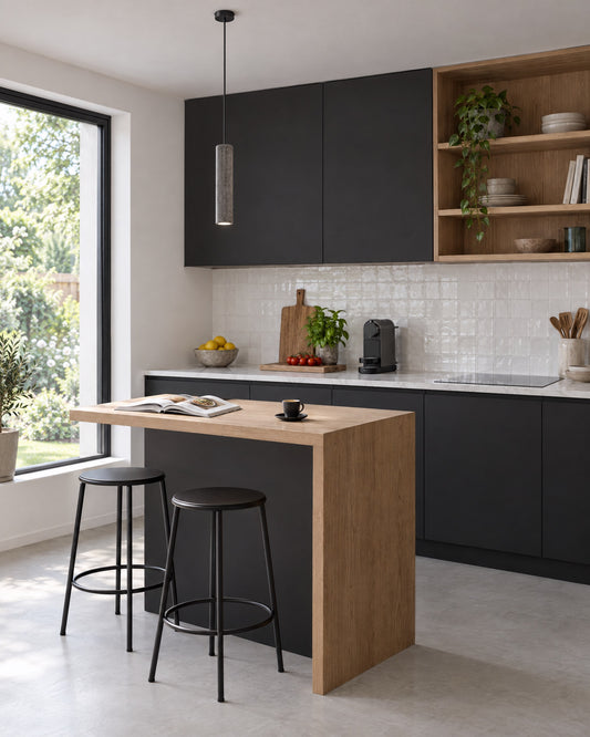 Suspension Luvo en béton gris au-dessus d'une péninsule dans une cuisine noire et bois