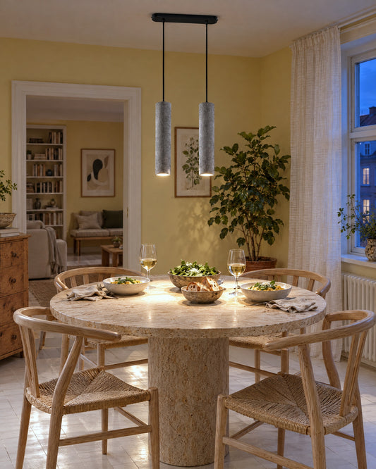 Suspension Luvo 2 lumières allumée le soir au-dessus du dîner dans une salle à manger