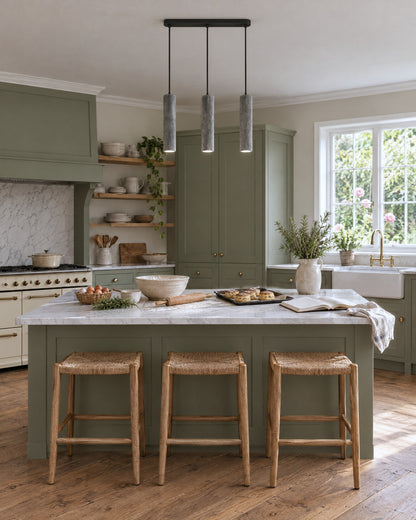 Suspension Luvo 3 lumières en béton au-dessus d'un îlot dans une cuisine vert sauge