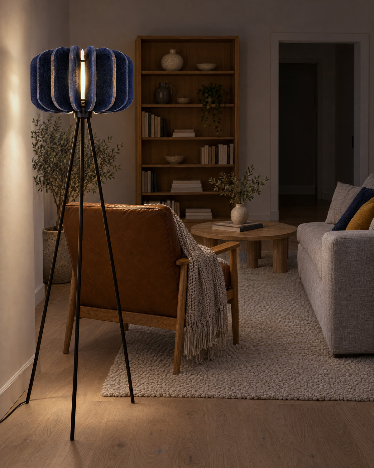 Lampadaire Mula bleu marine allumé le soir dans un salon