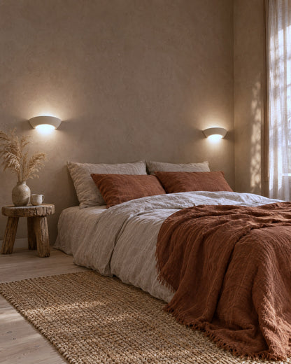Paire d'appliques Oskar en céramique de chaque côté du lit dans une chambre wabi-sabi
