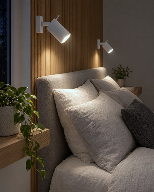 Spot mural Ring blanc allumé le soir dans une chambre