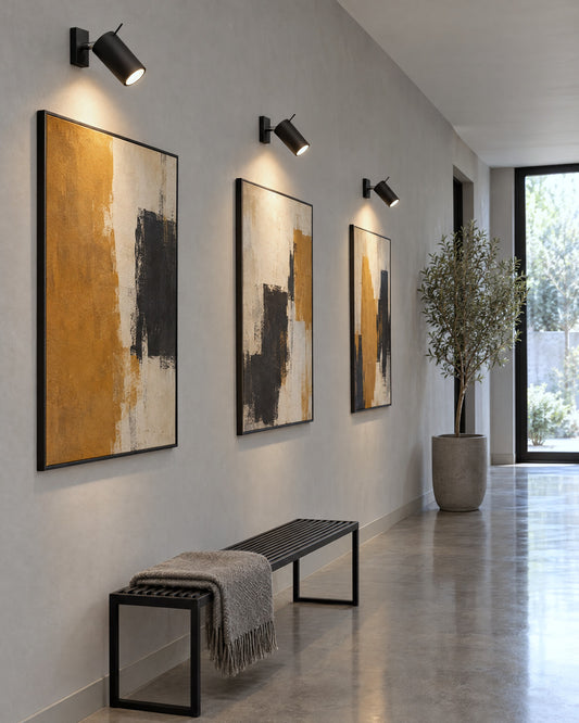 Spots muraux Ring noirs éclairant des tableaux dans un couloir
