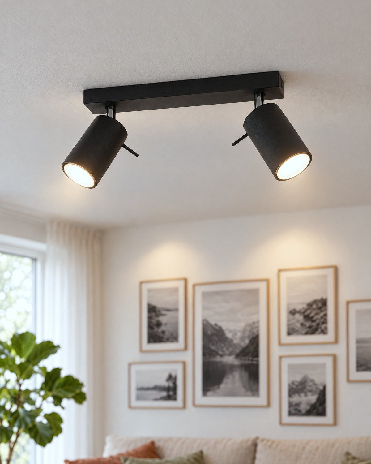 Détail des deux spots orientables noirs du plafonnier Ring dans un salon