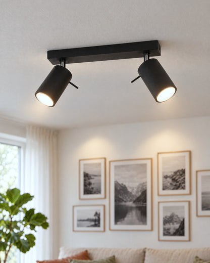 Détail des deux spots orientables noirs du plafonnier Ring dans un salon