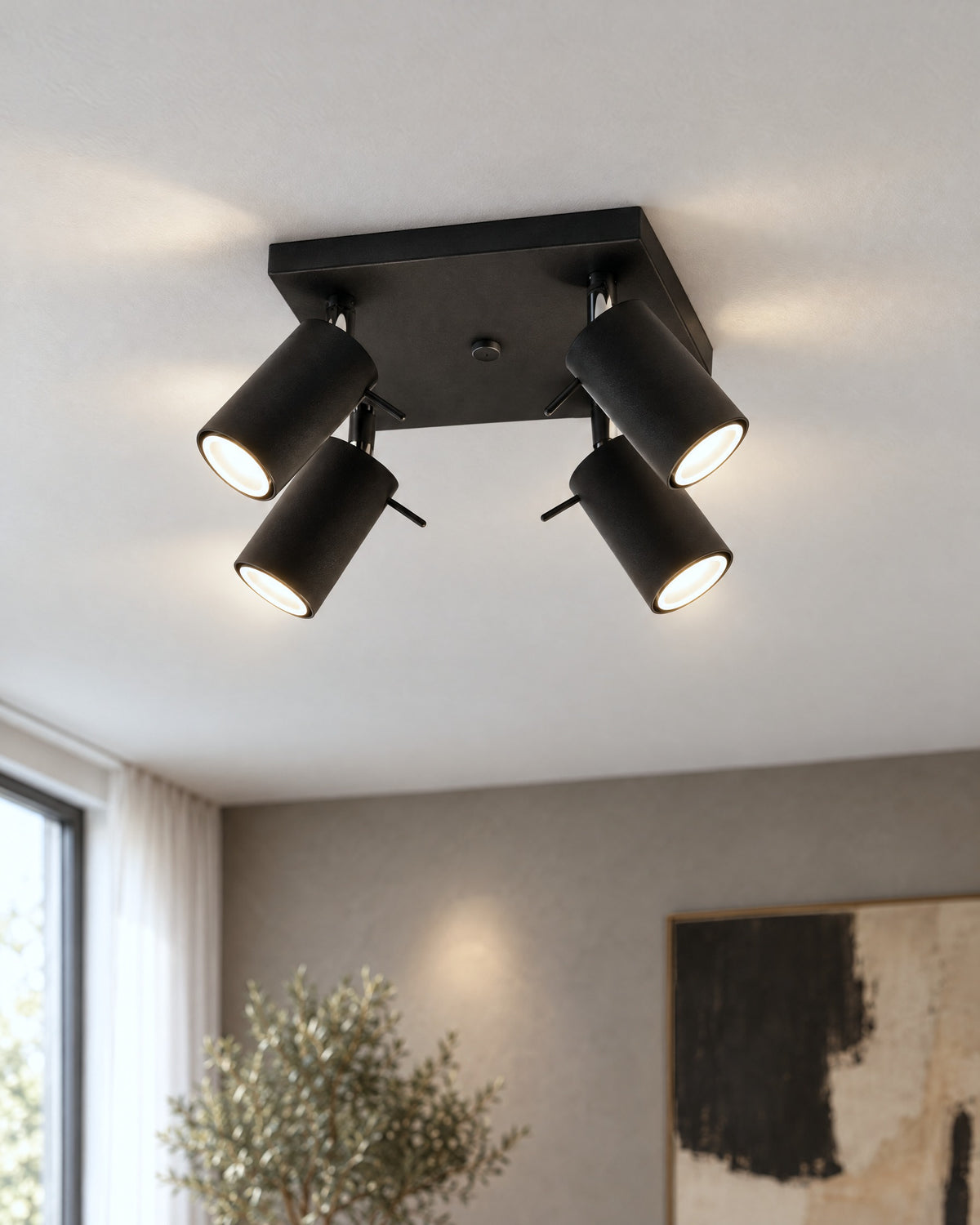 Détail des quatre spots orientables noirs du plafonnier Ring dans un salon