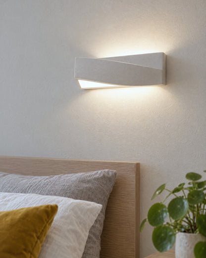 Détail de la forme torsadée de l'applique Sigma dans une chambre