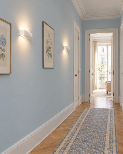 Appliques Sigma Mini en céramique dans un couloir parisien bleu ciel