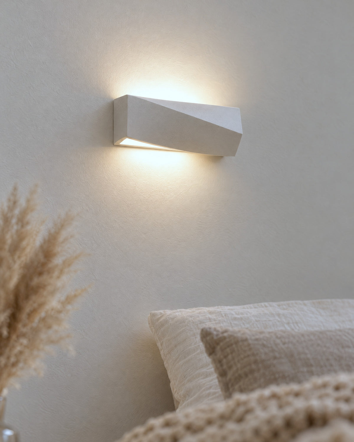 Détail de l'applique Sigma Mini en céramique dans une chambre