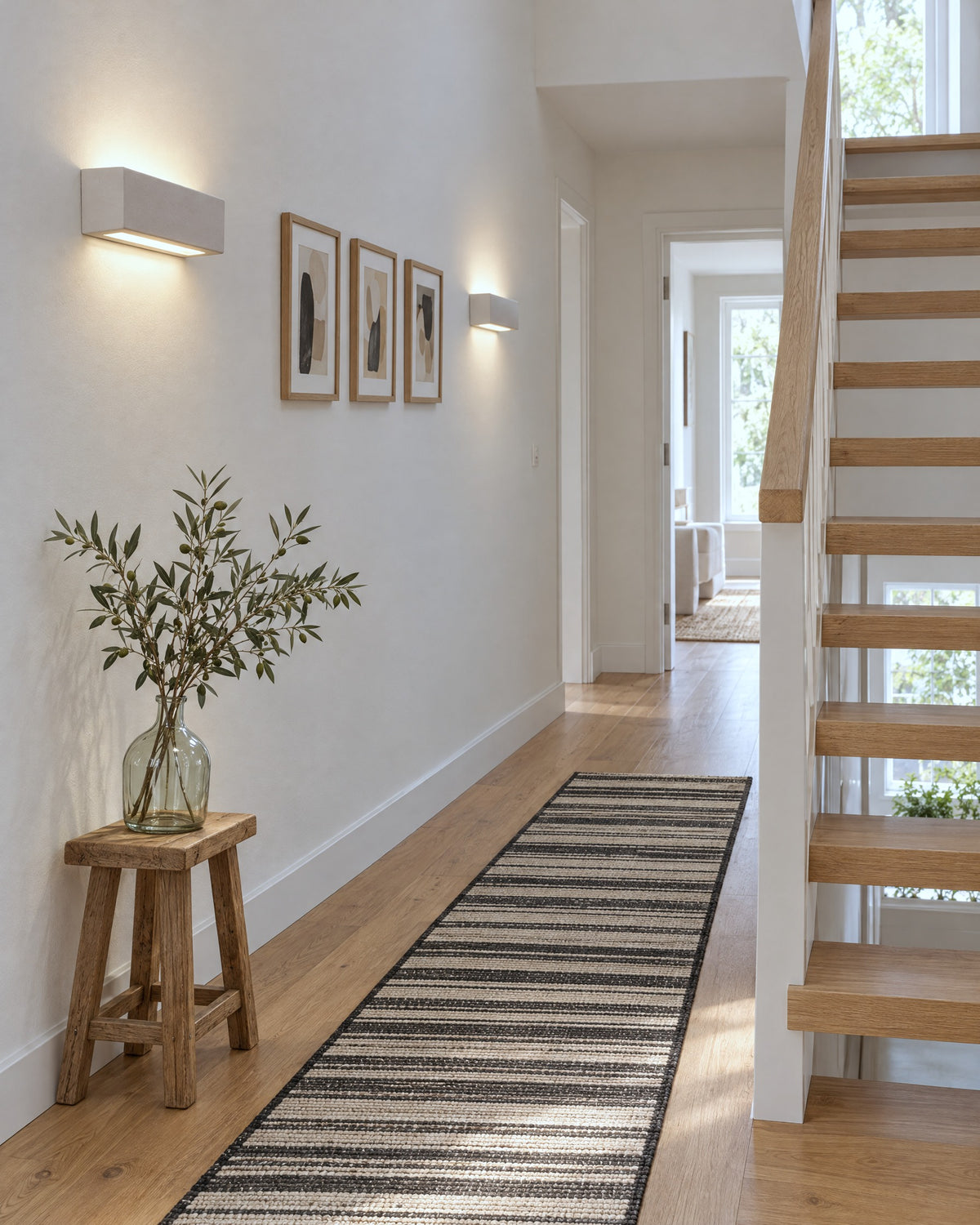 Appliques Vega en céramique sur le mur d'un palier dans un couloir lumineux