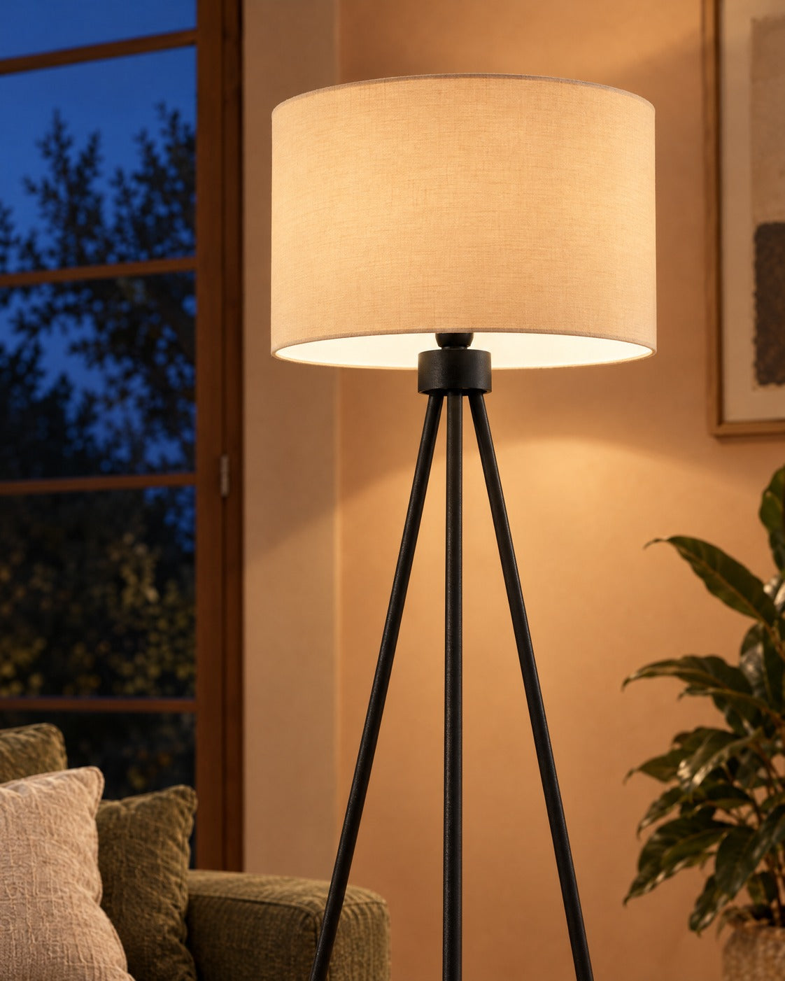 Détail de l'abat-jour et du pied noir du lampadaire Nevia dans un salon