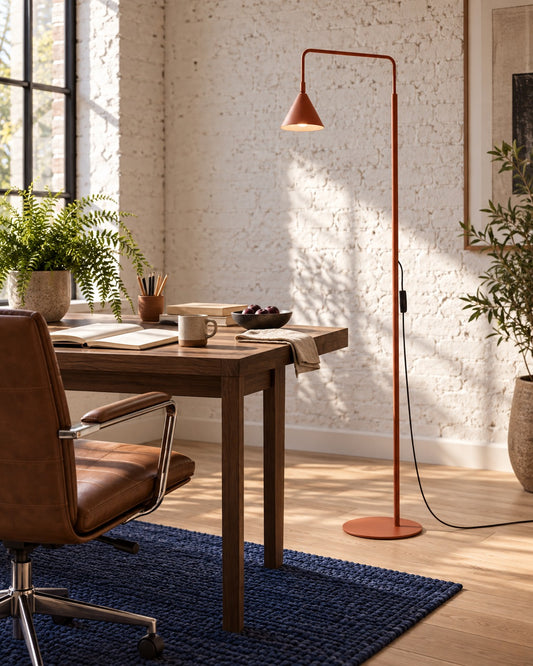 Lampadaire Nox ocre rouge à côté d'une table de travail dans un bureau