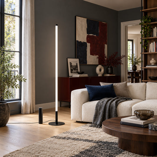 Lampadaire Trang noir allumé à côté d'un canapé dans un salon