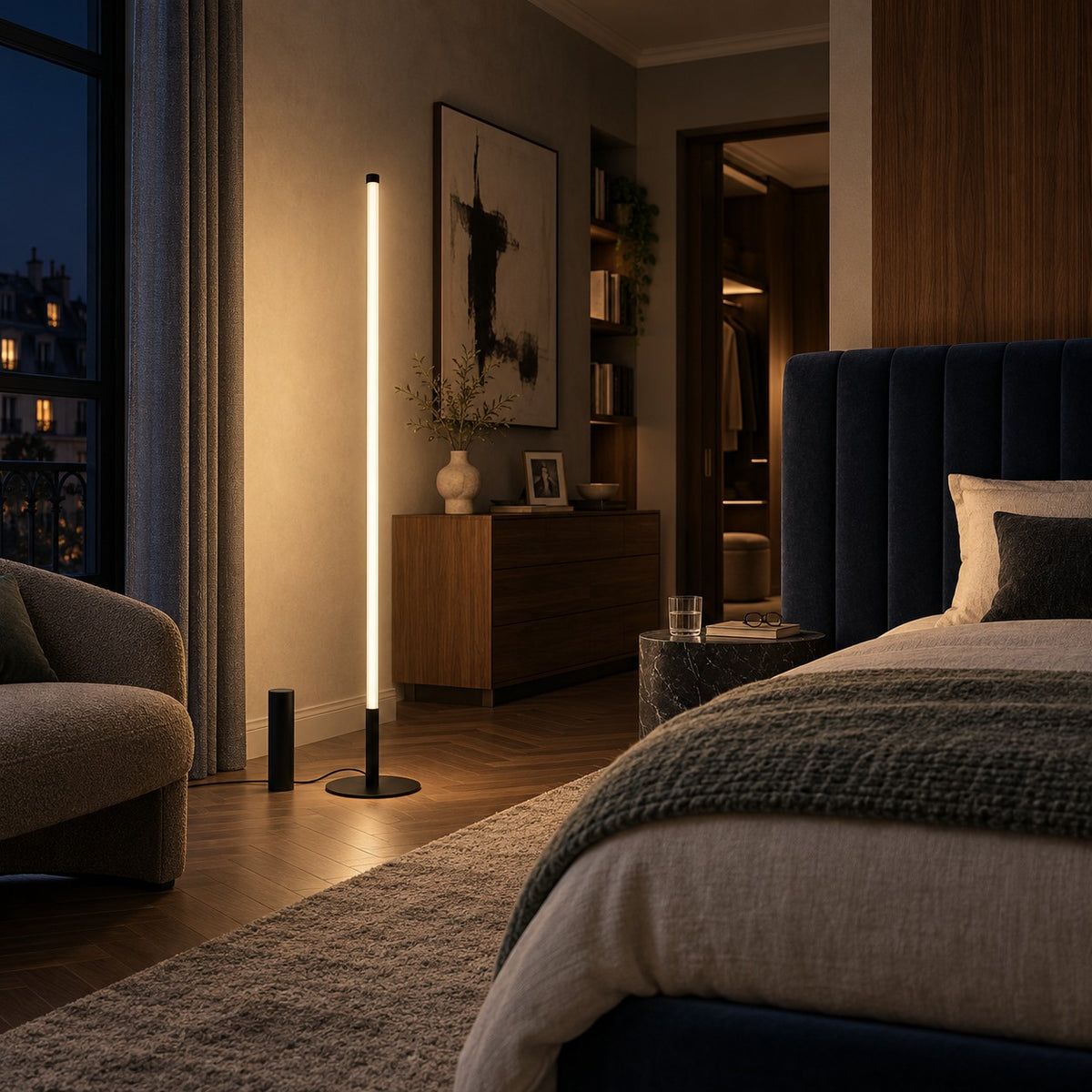 Lampadaire Trang noir allumé dans une chambre le soir