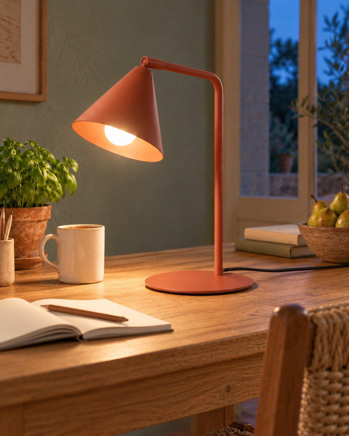 Détail de l'abat-jour conique de la lampe Nox ocre rouge dans un bureau