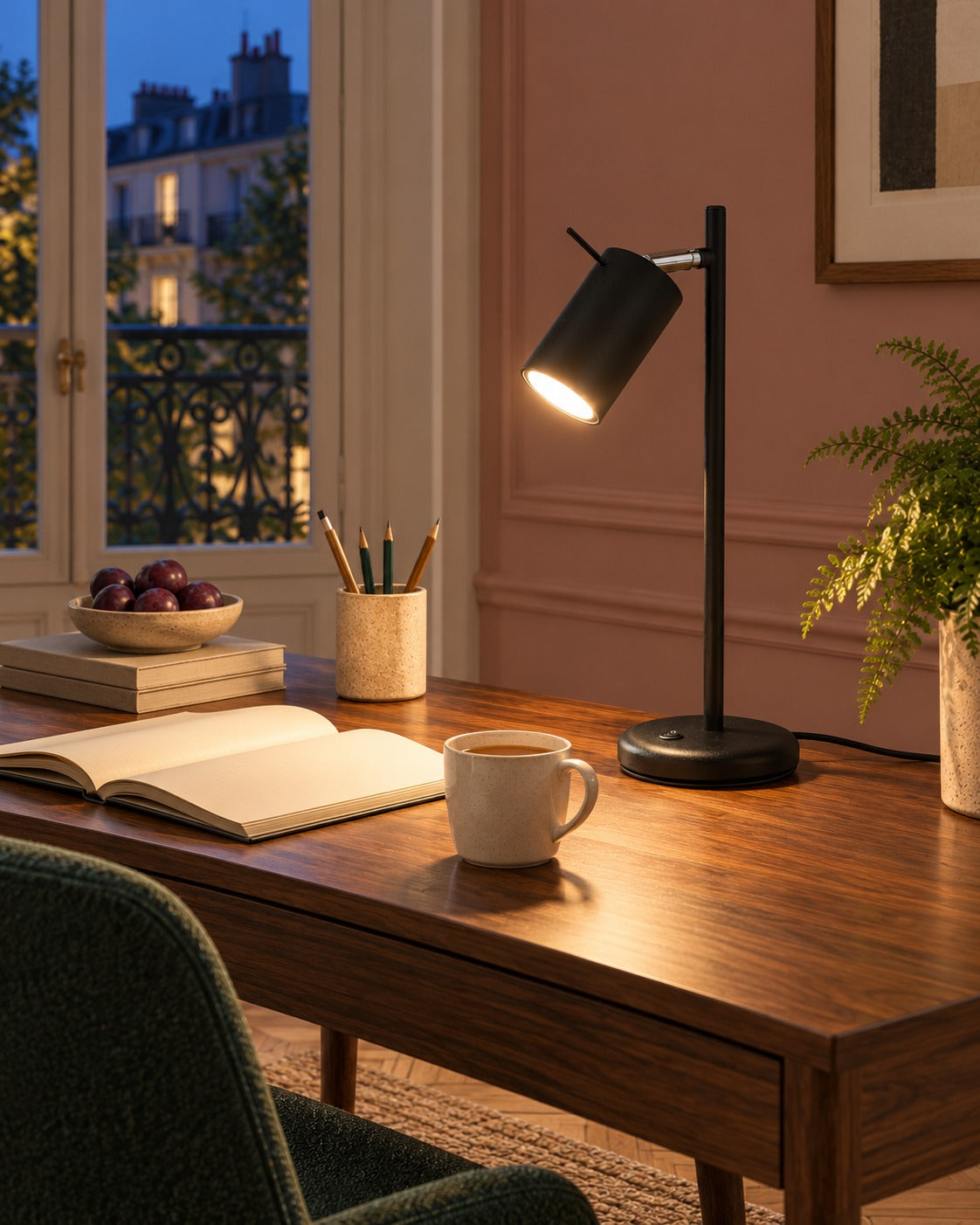 Lampe Ring noire allumée le soir sur une table de travail dans un bureau