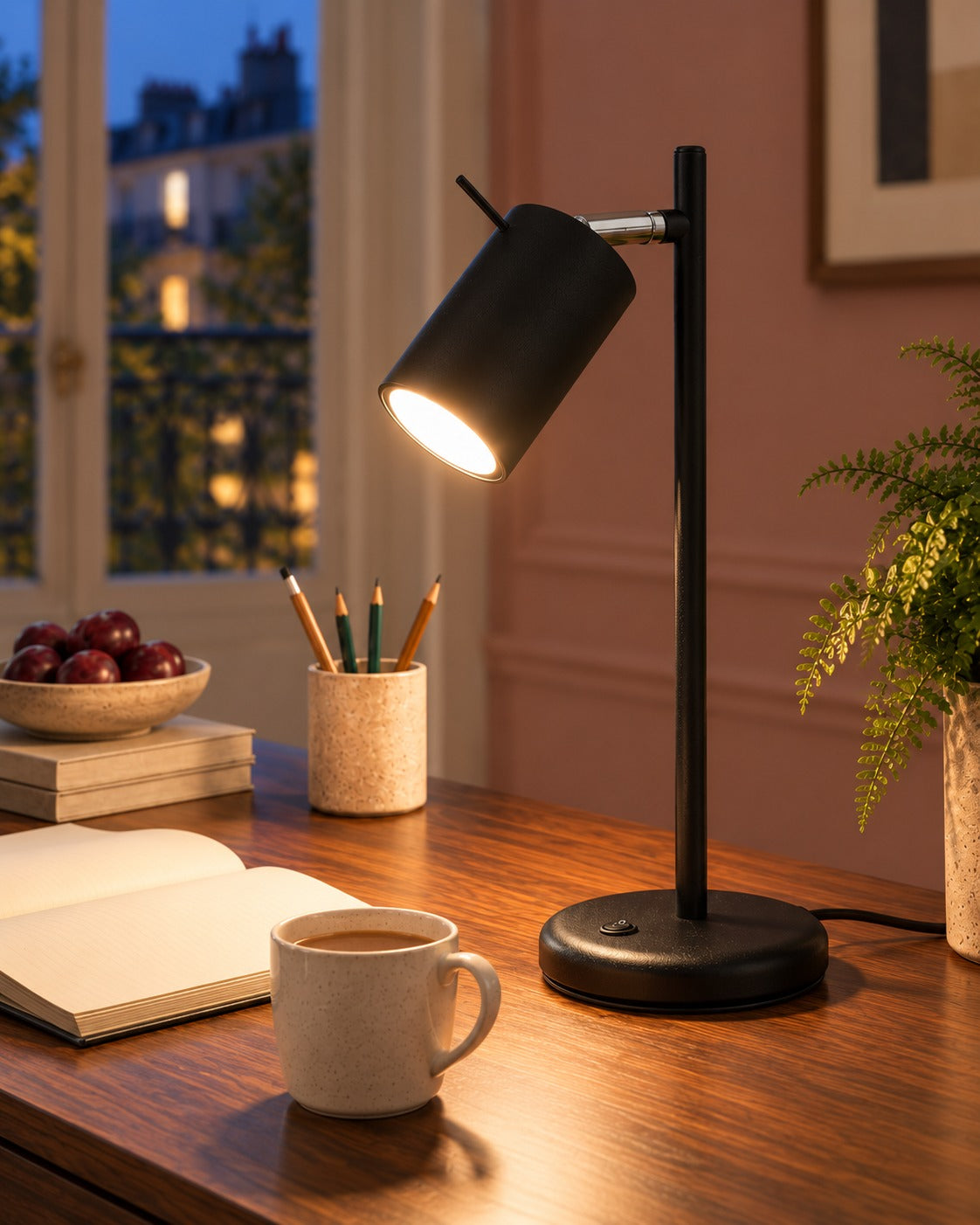 Détail du spot orientable de la lampe Ring noire dans un bureau