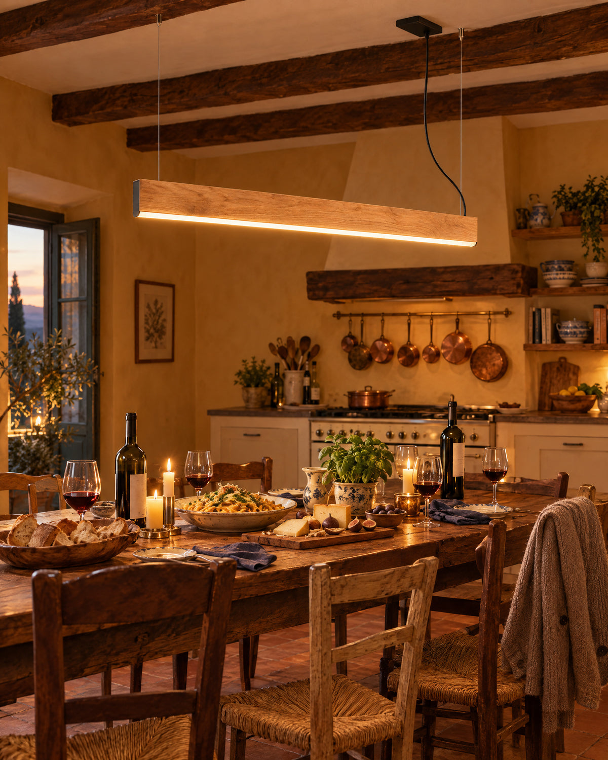 Suspension Lykke en chêne au-dessus d'une table de dîner dans une ferme toscane