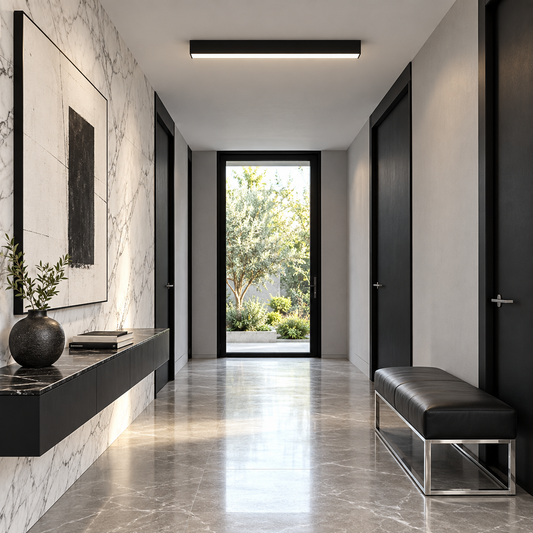 Plafonnier Pinne noir dans un couloir en marbre ouvert sur le jardin
