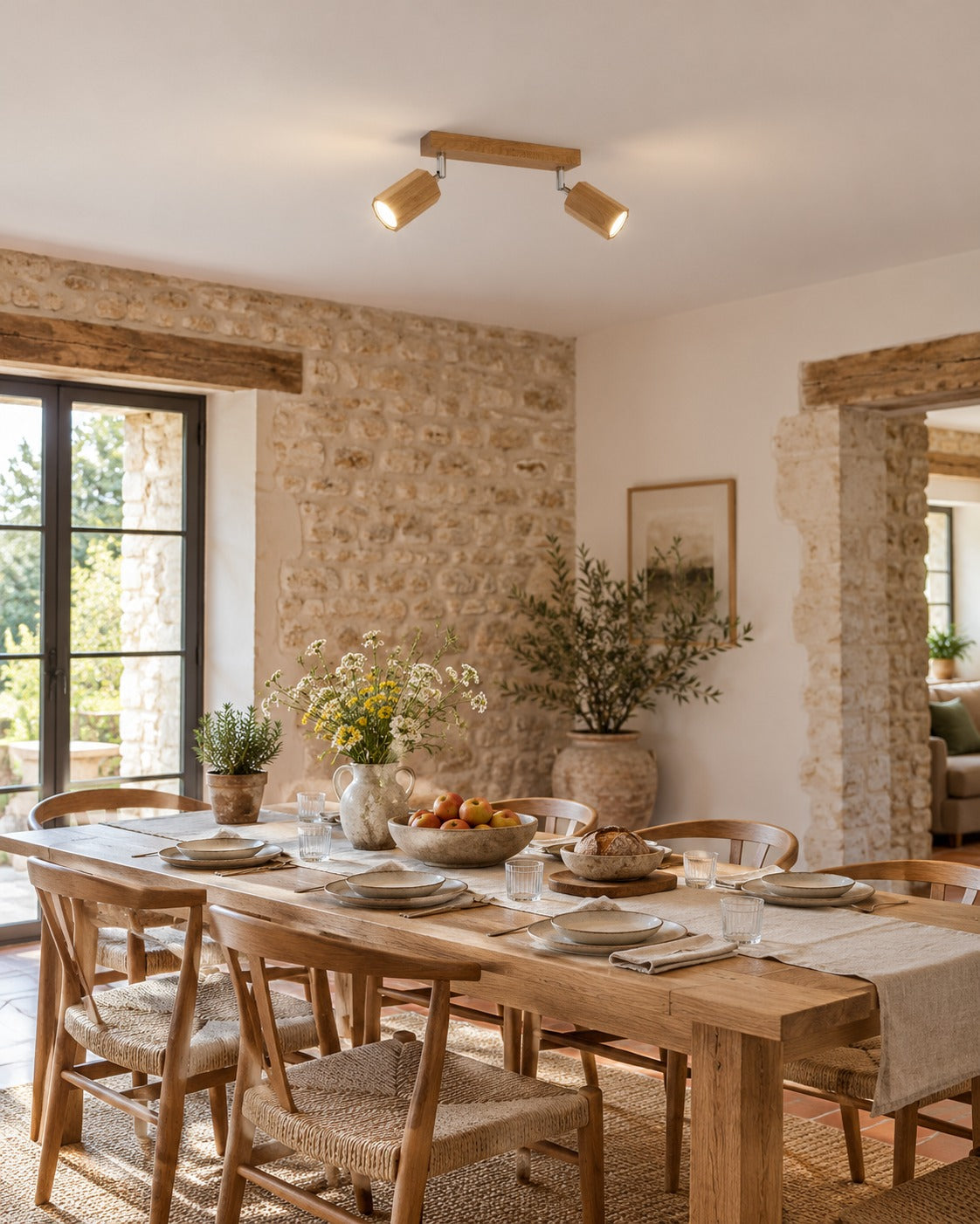 Plafonnier Zeke 2 spots en chêne au-dessus d'une grande table dans une salle à manger