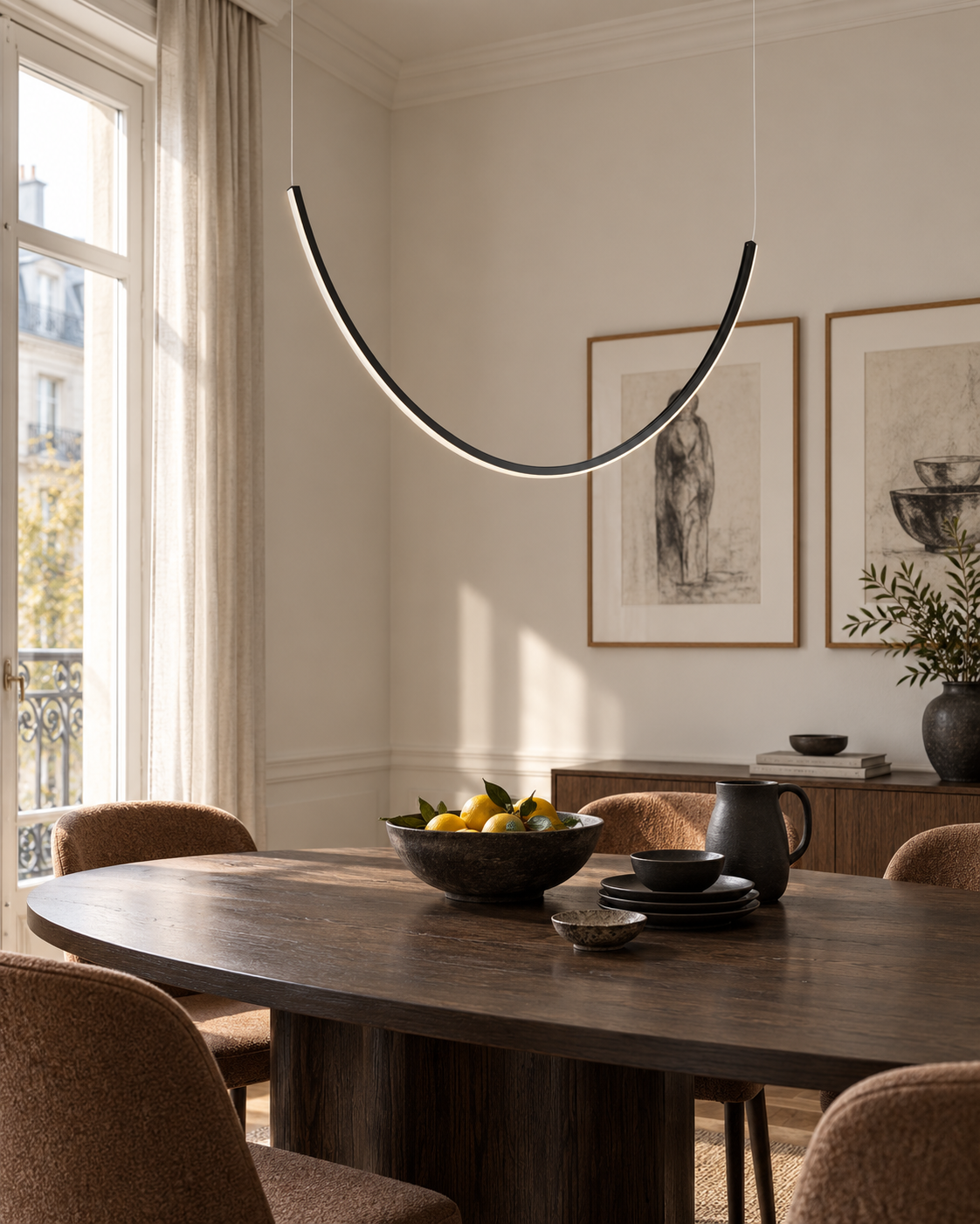 Suspension Alvar noire 70 cm au-dessus d'une table de salle à manger