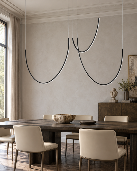 Suspension Alvar 3 arcs noire 150 cm au-dessus d'une table de salle à manger