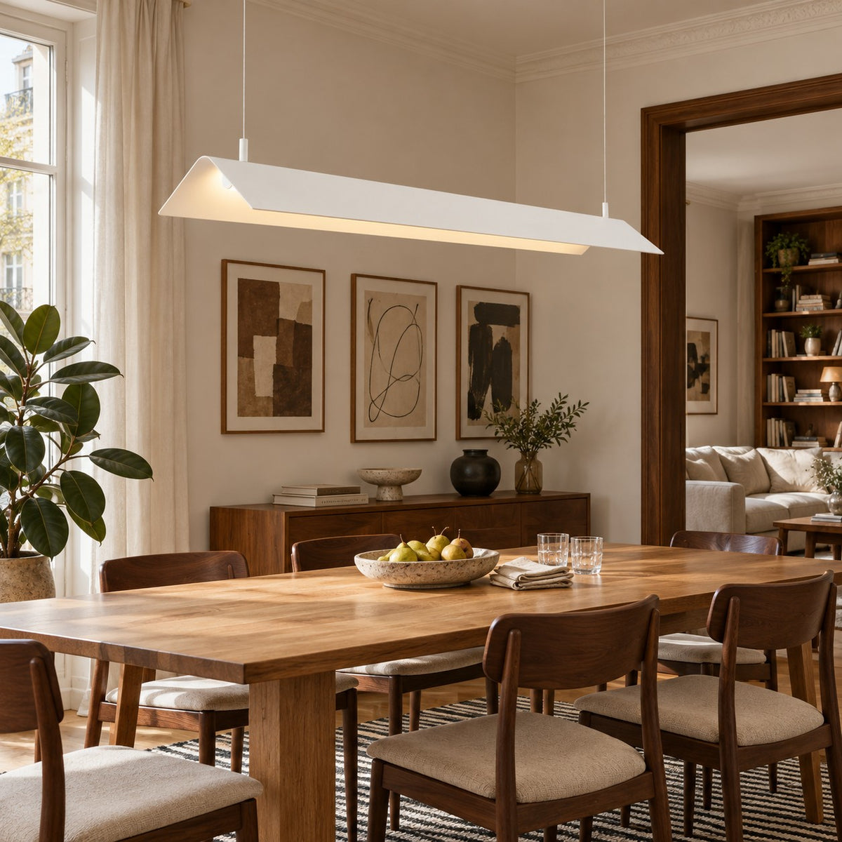 Suspension Elva blanche 150 cm au-dessus d'une table de salle à manger en chêne