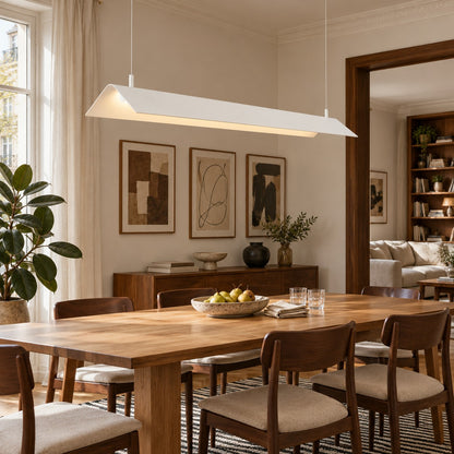 Suspension Elva blanche 150 cm au-dessus d'une table de salle à manger en chêne