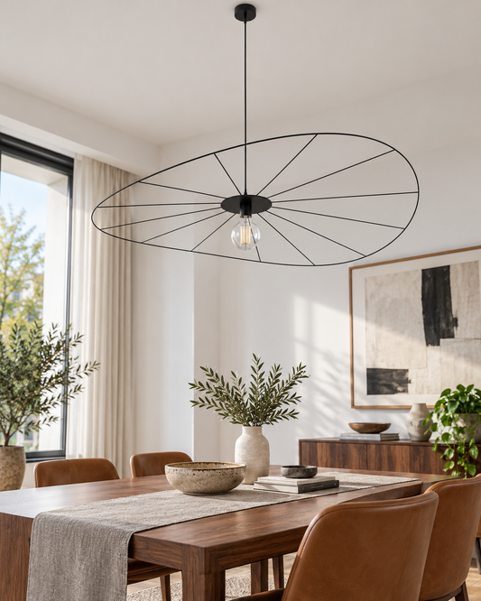Suspension Eskola noire Ø 70 cm au-dessus d'une table de salle à manger en bois