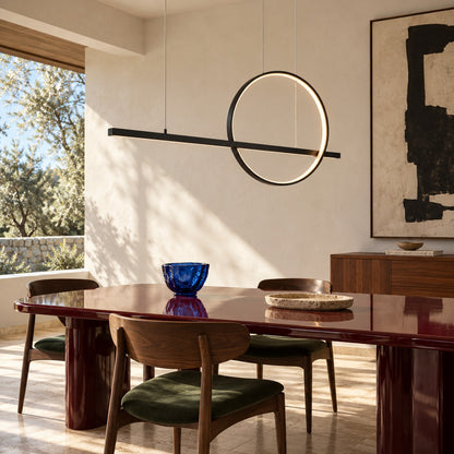 Suspension Glad noire 120 cm dans une salle à manger moderniste