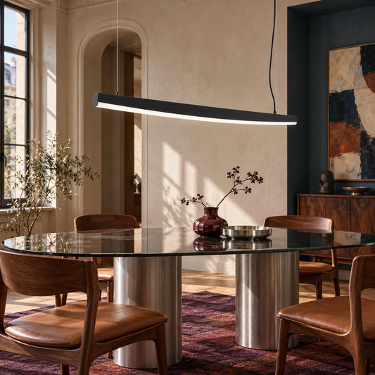 Suspension Jorun noire 120 cm au-dessus d'une table de salle à manger