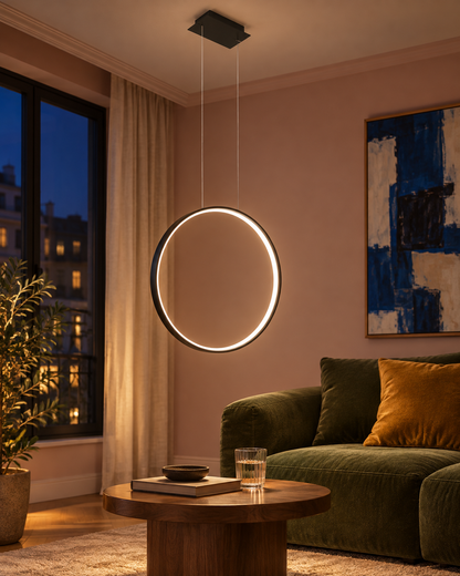 Suspension Rio anneau allumée dans un salon le soir